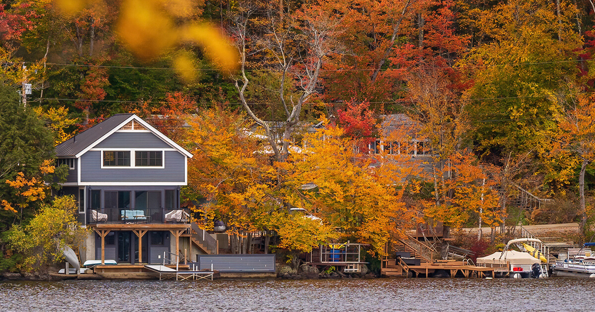A lakeside house in the Fall